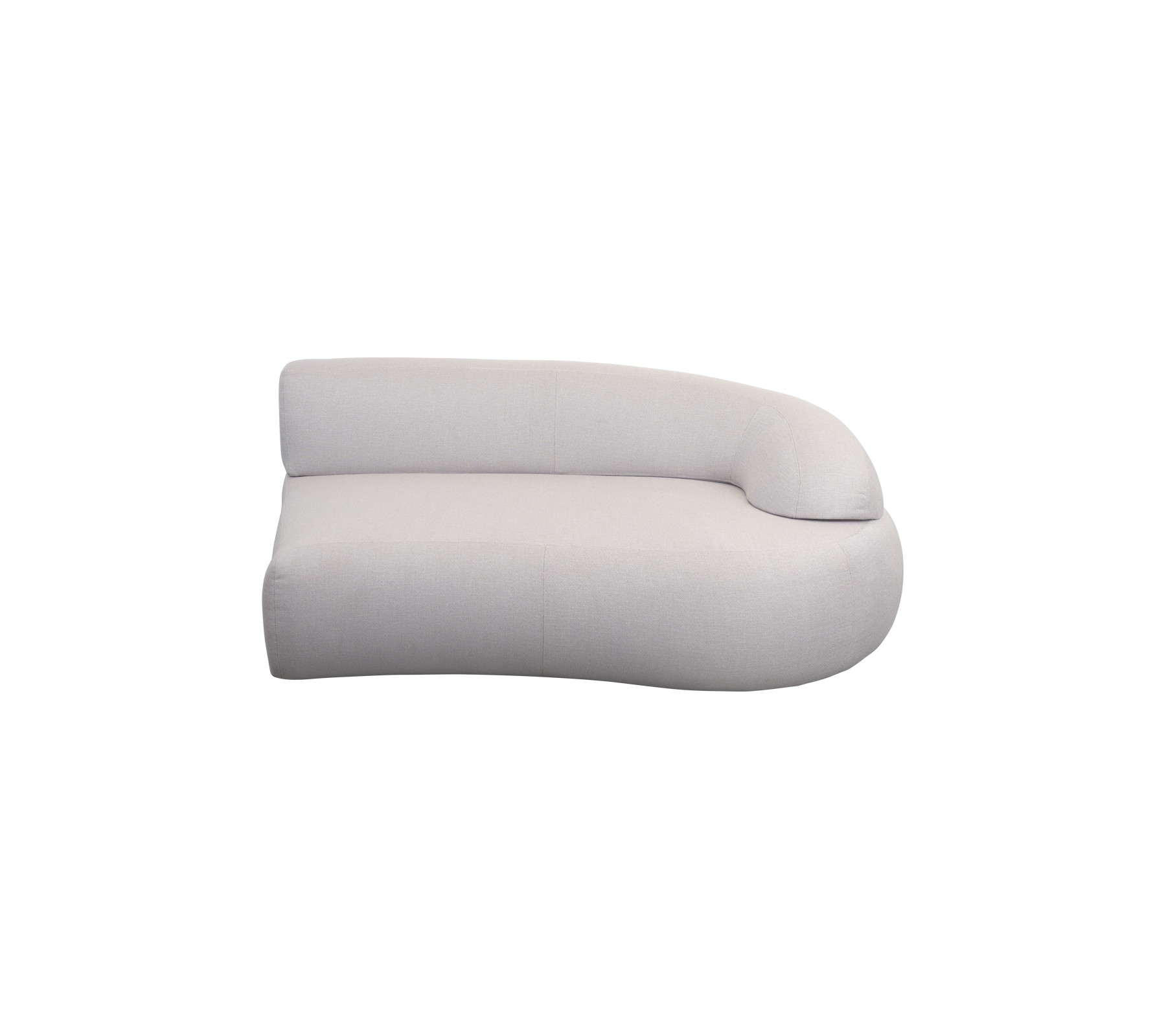 Sofá curvo y moderno en tejido suave y neutro, con un diseño minimalista y un reposabrazos suave y redondeado.