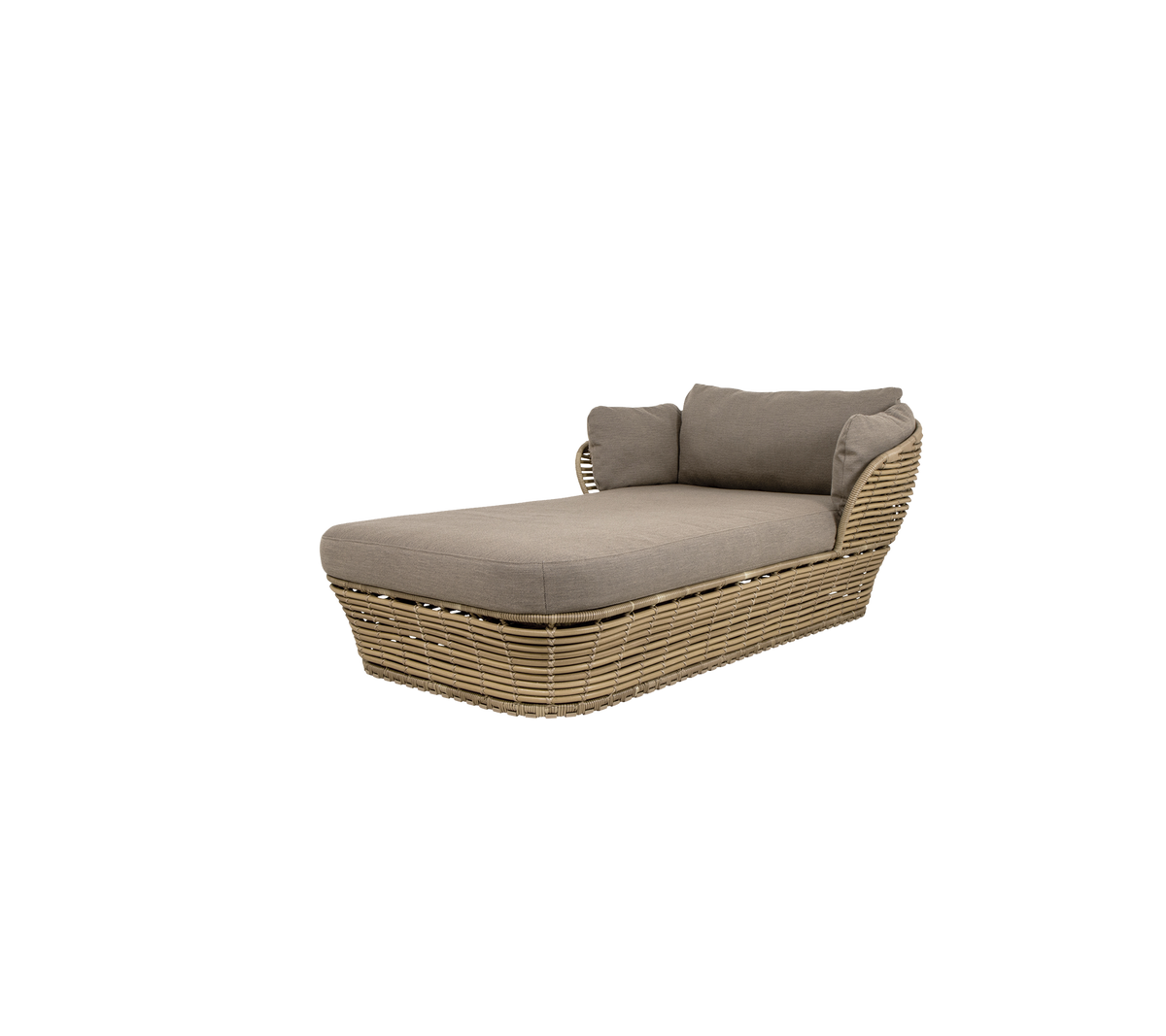 Sofá chaise longue elegante para exteriores con un cojín beige y base de mimbre trenzado, ideal para relajarse en jardines o patios.