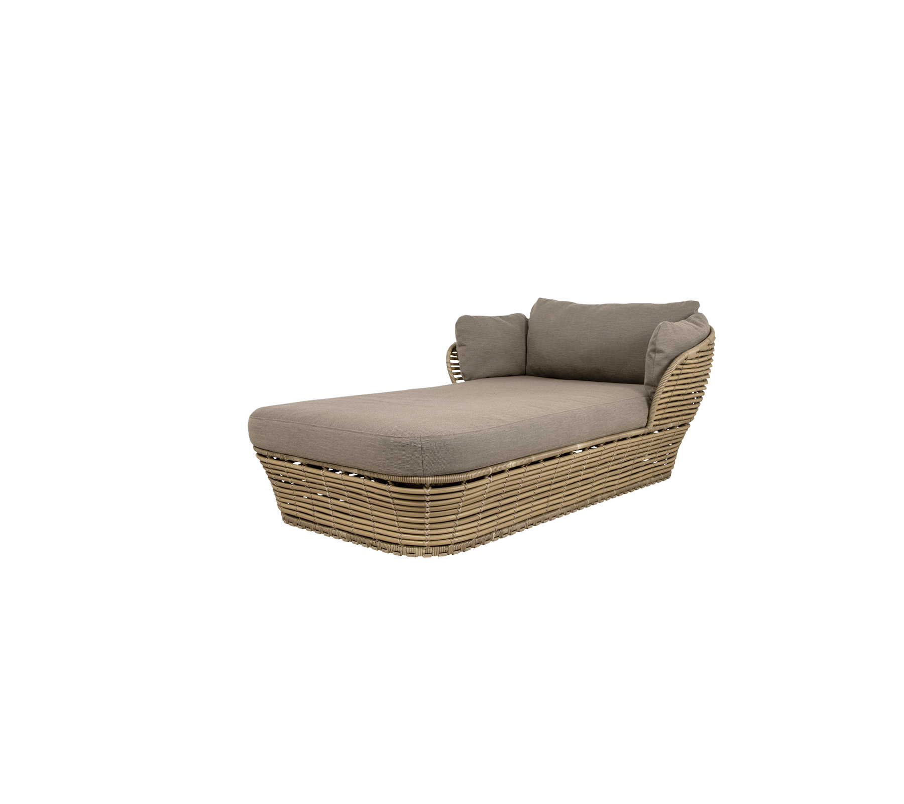 Sofá chaise longue elegante para exteriores con un cojín beige y base de mimbre trenzado, ideal para relajarse en jardines o patios.