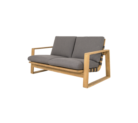 Sofá de dos plazas con un marco de madera clara y cojines grises, con un diseño moderno y asientos cómodos.