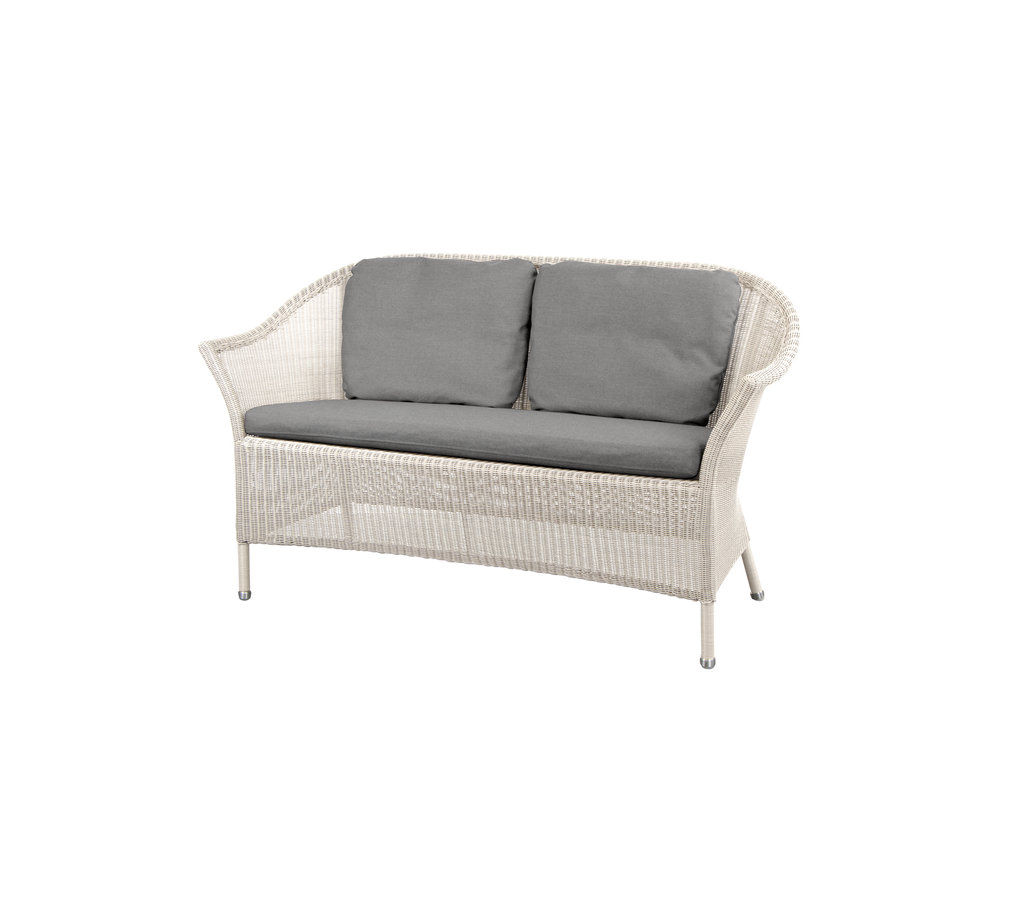 Sofá de mimbre blanco con cojines grises, que ofrece una opción de asiento elegante y cómoda. Ideal para realzar cualquier espacio acogedor.