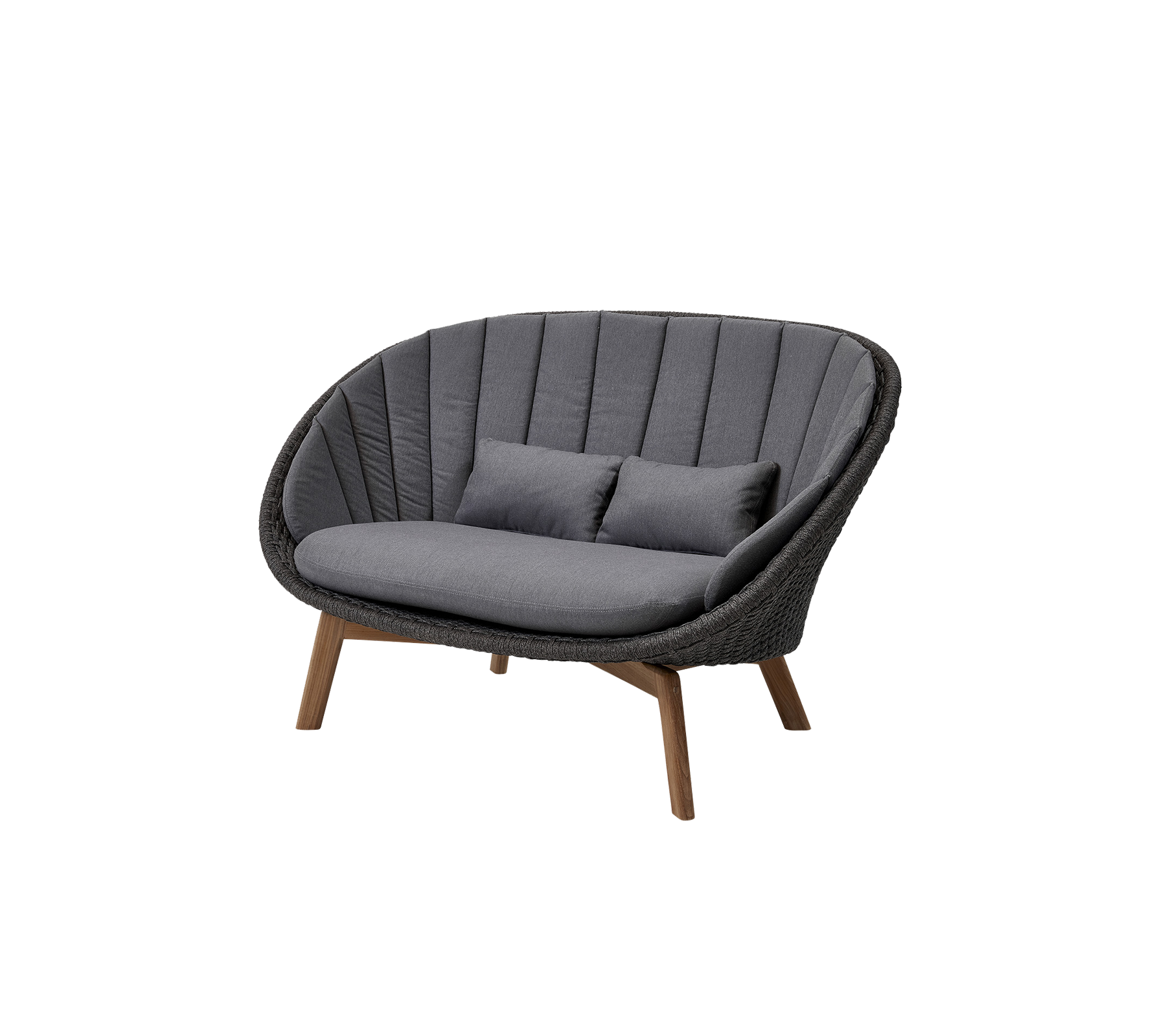 Sofá curvado de dos plazas con asiento y respaldo de tela gris, complementado por dos cojines decorativos y patas de madera.
