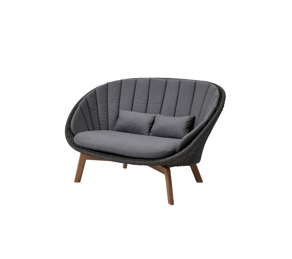 Sofá curvado de dos plazas con asiento y respaldo de tela gris, complementado por dos cojines decorativos y patas de madera.