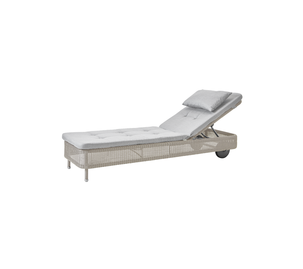 Sillón de lounge gris claro con respaldo ajustable.