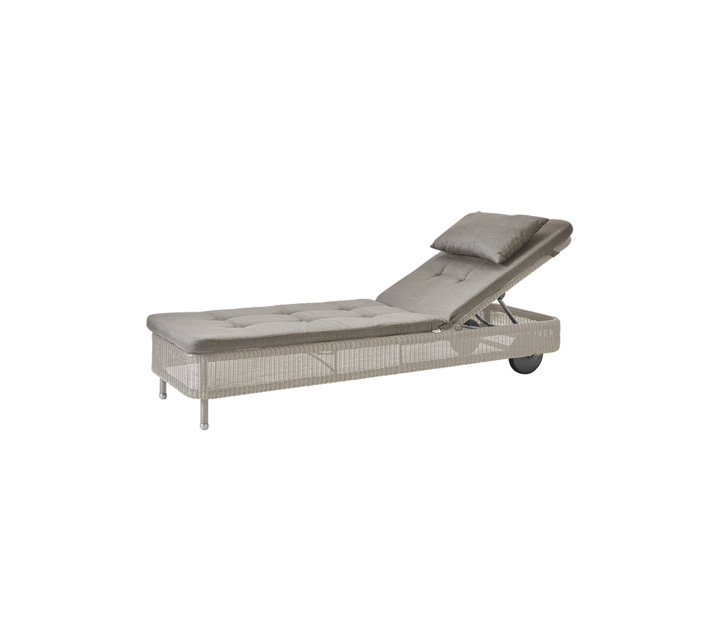 Silla lounge color topo con respaldo ajustable en un diseño moderno.