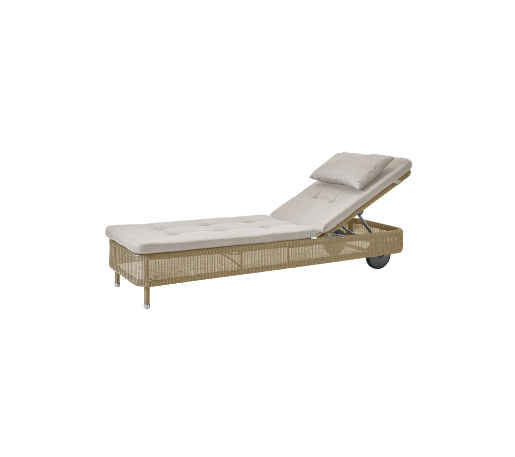 Sillón lounge minimalista con cojín de color arena.