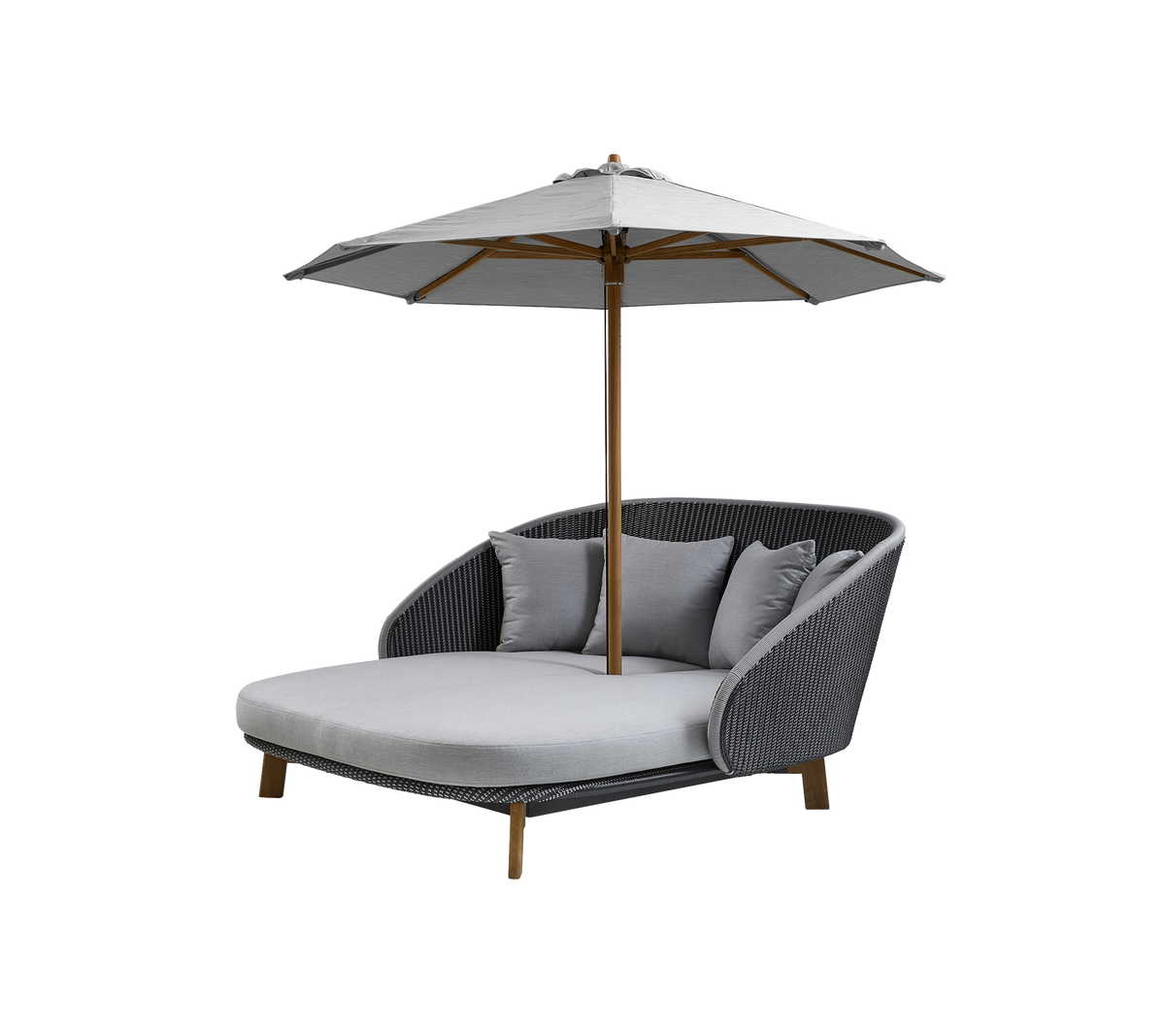 Silla lounge exterior elegante con asiento acolchado, tres cojines decorativos y una gran sombrilla para sombra. Perfecta para relajarse.