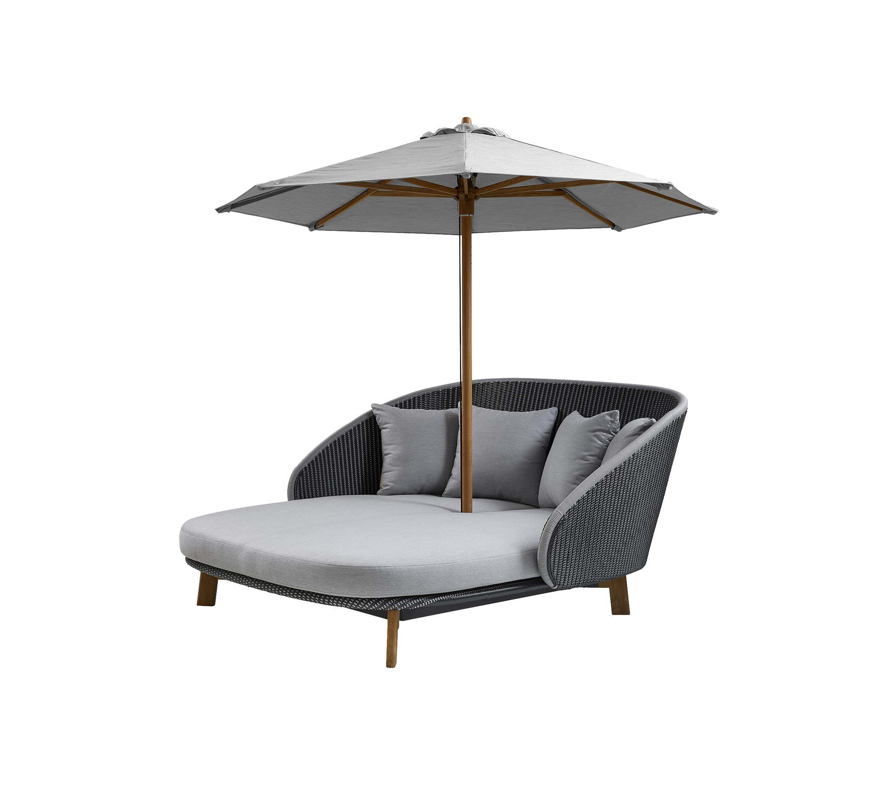 Silla lounge exterior elegante con asiento acolchado, tres cojines decorativos y una gran sombrilla para sombra. Perfecta para relajarse.