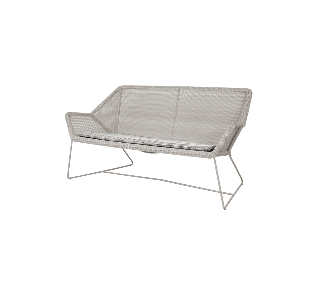 Sofá moderno gris claro con un diseño elegante.