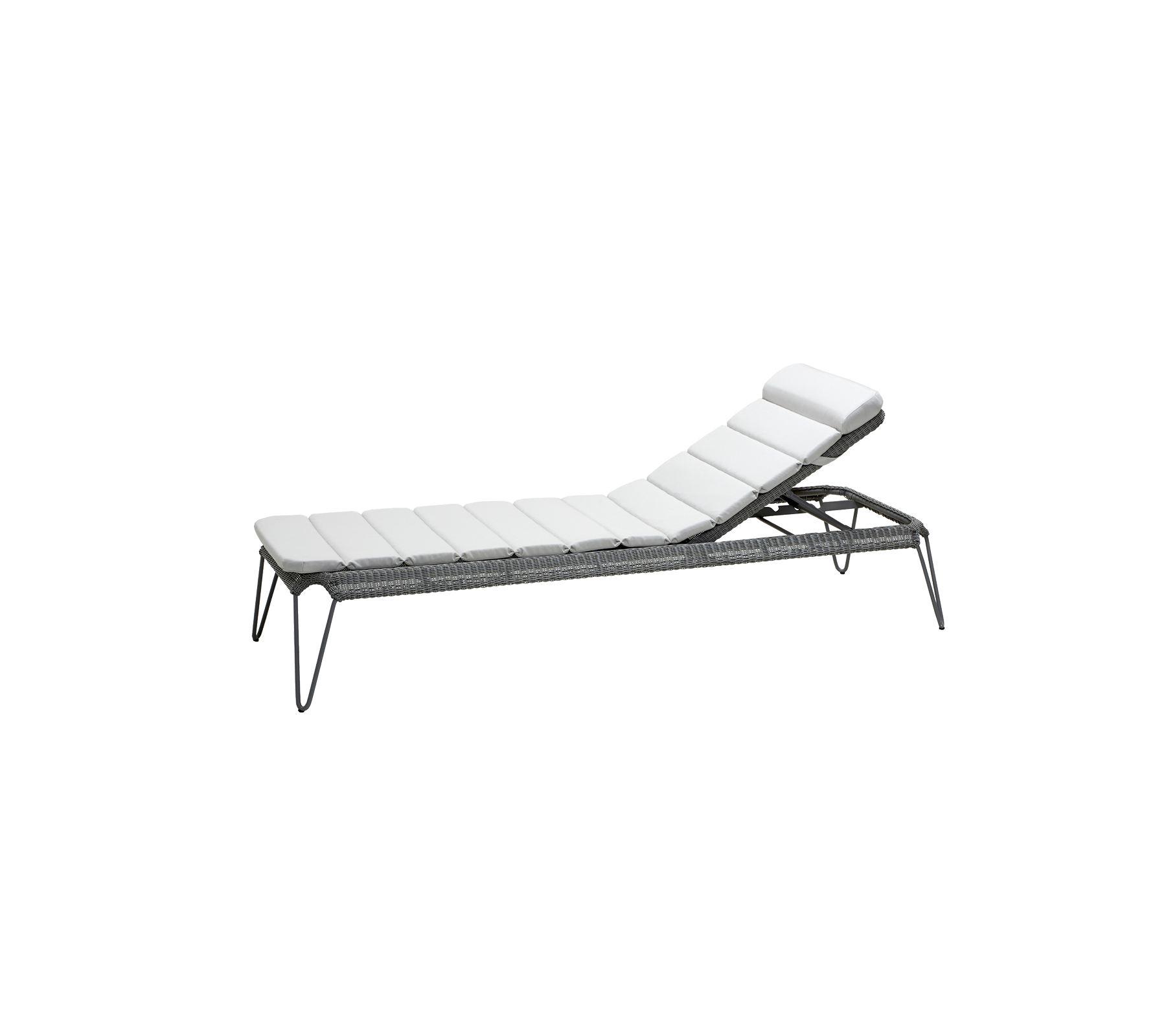 Sillón lounge ligero y ajustable con un diseño elegante y cómodos cojines blancos, perfecto para relajarse y tomar el sol.