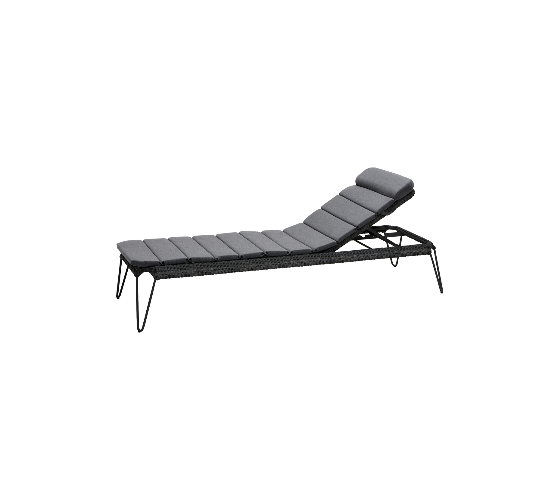 Silla lounge ajustable y elegante con un diseño moderno, que cuenta con una superficie acolchada cómoda y un marco resistente.