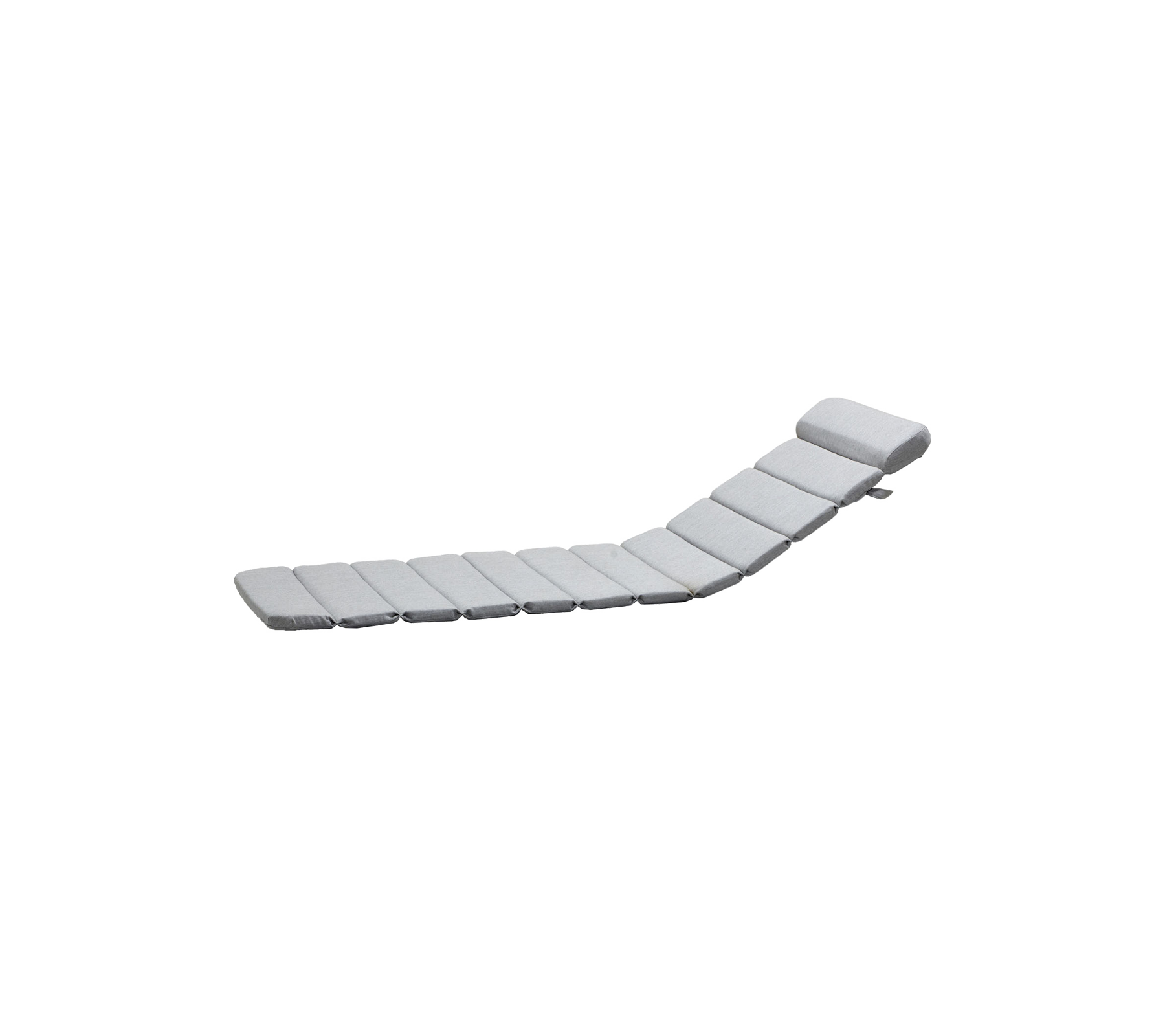 Sillón lounge curvado y acolchado con varias secciones para mayor comodidad, con un diseño elegante en un color claro. Ideal para la relajación.