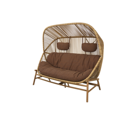 Sofá elegante de dos plazas con un marco de bambú curvado, que cuenta con cómodos cojines y dos reposabrazos acolchados para mayor comodidad.