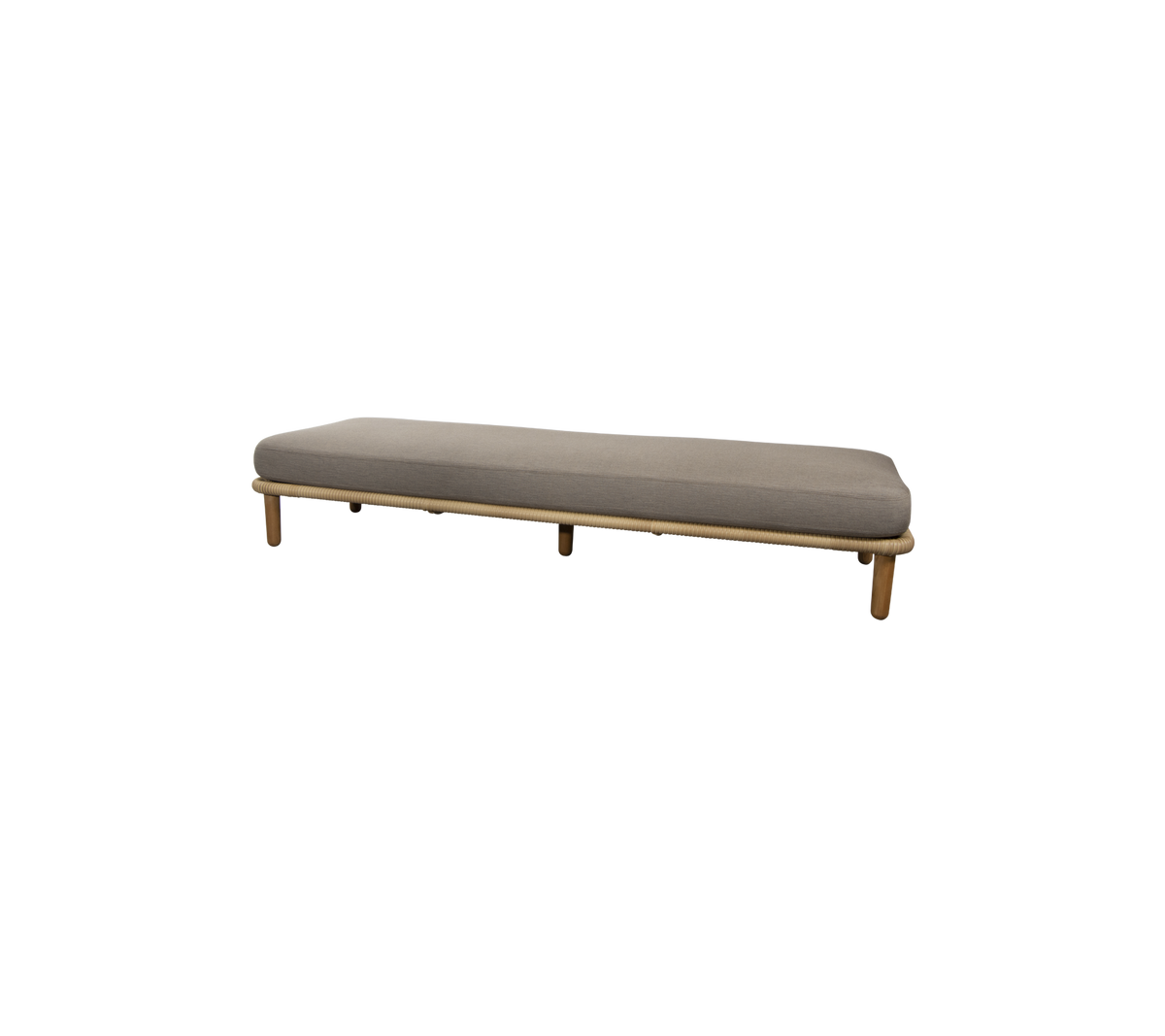 Un banco elegante y minimalista con un cojín gris suave y patas de madera, diseñado para asientos versátiles en varios espacios.