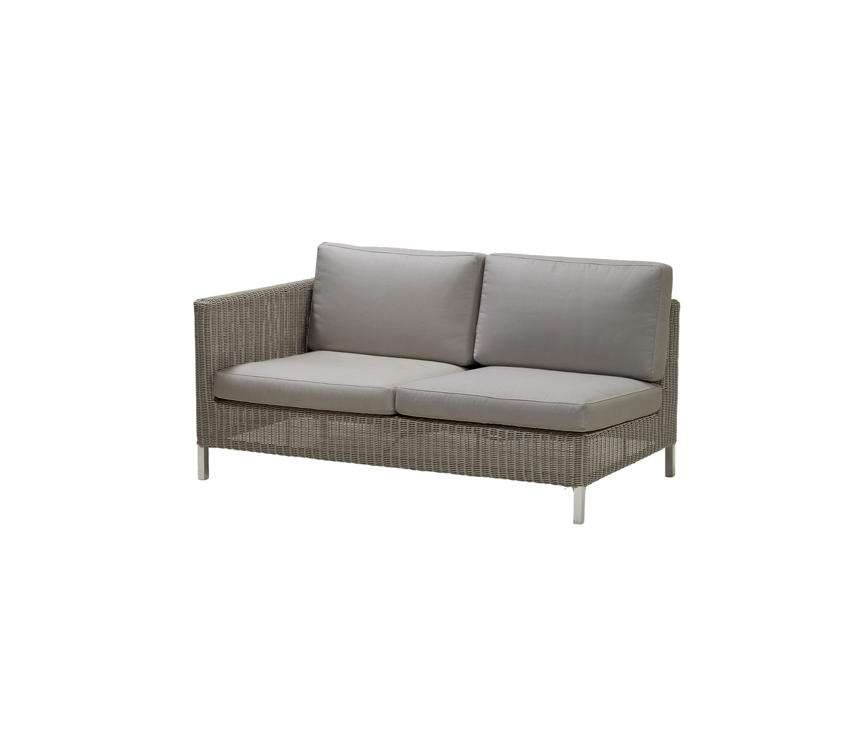 Sofá elegante con un marco tejido y cojines de terciopelo gris, que ofrece comodidad y diseño moderno para arreglos de asientos.