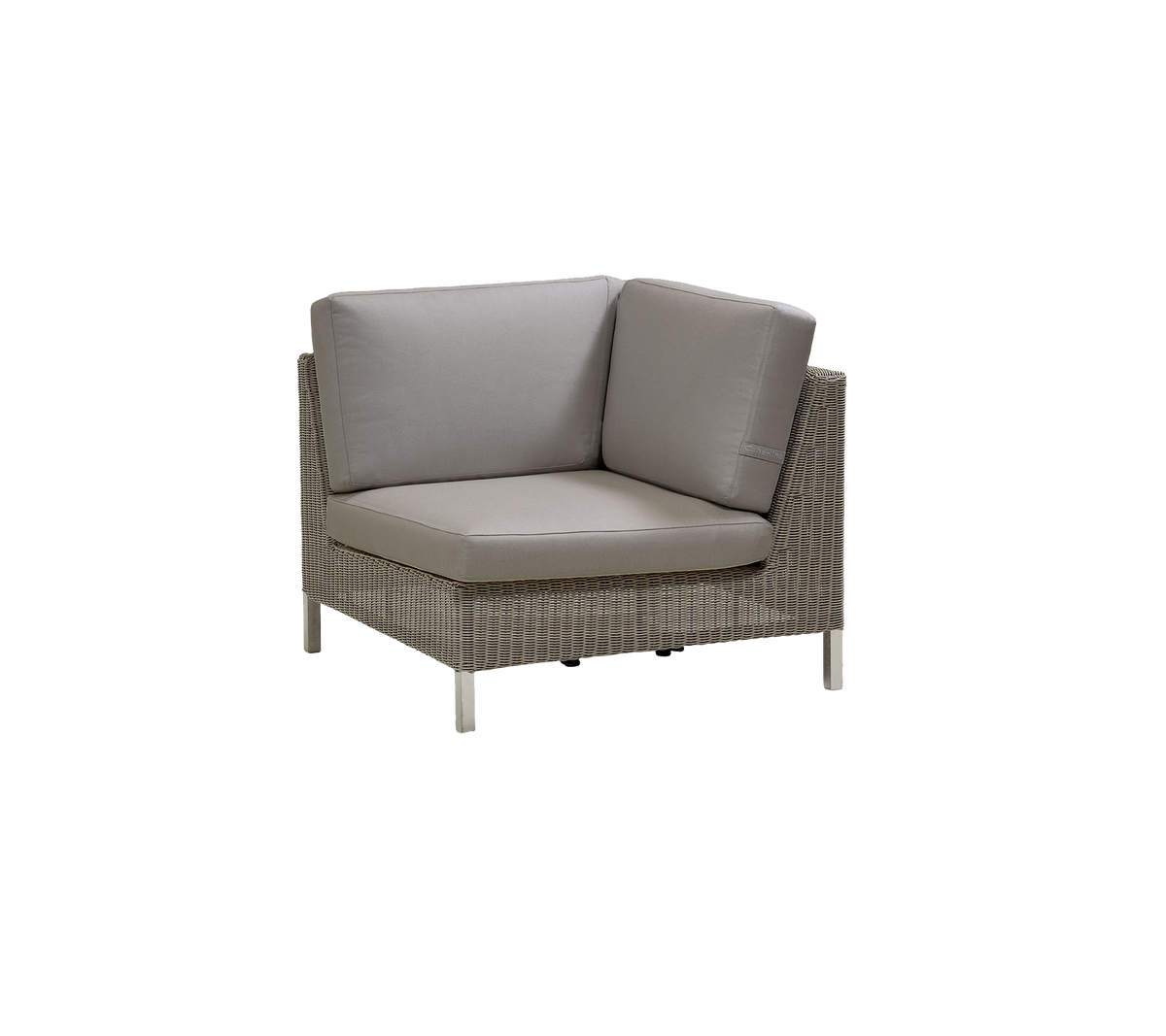 Unidad de asiento en esquina elegante con un marco tejido y cojines suaves en tonos neutros, perfecta para una decoración moderna.