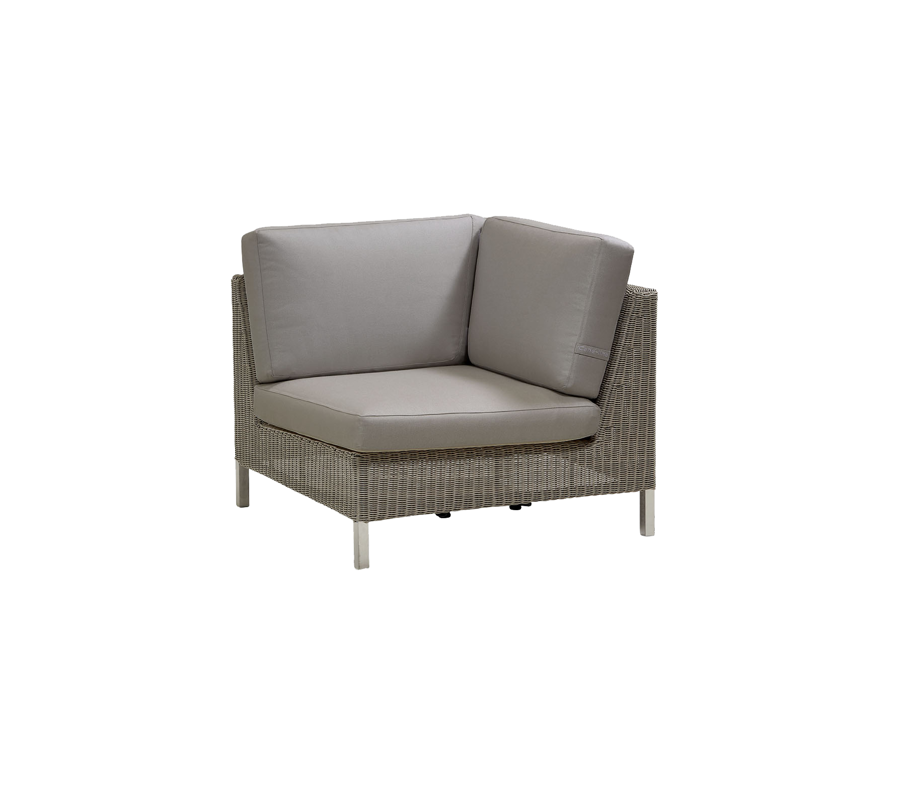 Unidad de asiento en esquina elegante con un marco tejido y cojines suaves en tonos neutros, perfecta para una decoración moderna.