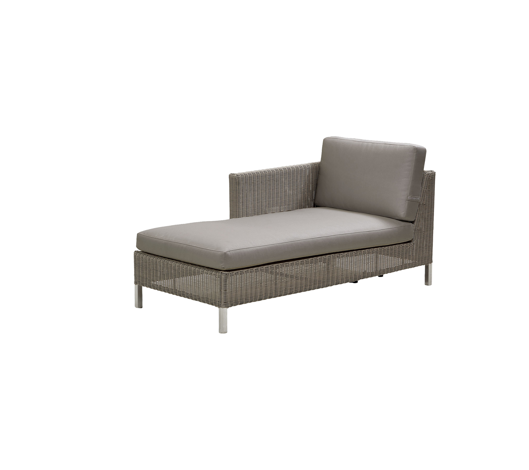 Sillón elegante con un marco tejido y un cojín gris de felpa, perfecto para relajarse y para espacios al aire libre.