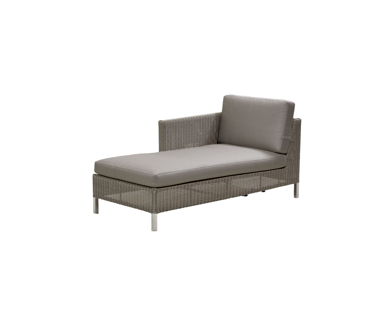 Sillón elegante con un marco tejido y un cojín gris de felpa, perfecto para relajarse y para espacios al aire libre.