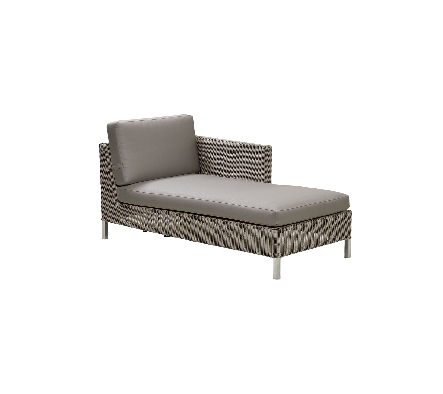 Sillón lounge elegante con un diseño elegante, que cuenta con un cojín cómodo y un marco tejido moderno. Ideal para relajarse y para entornos al aire libre.