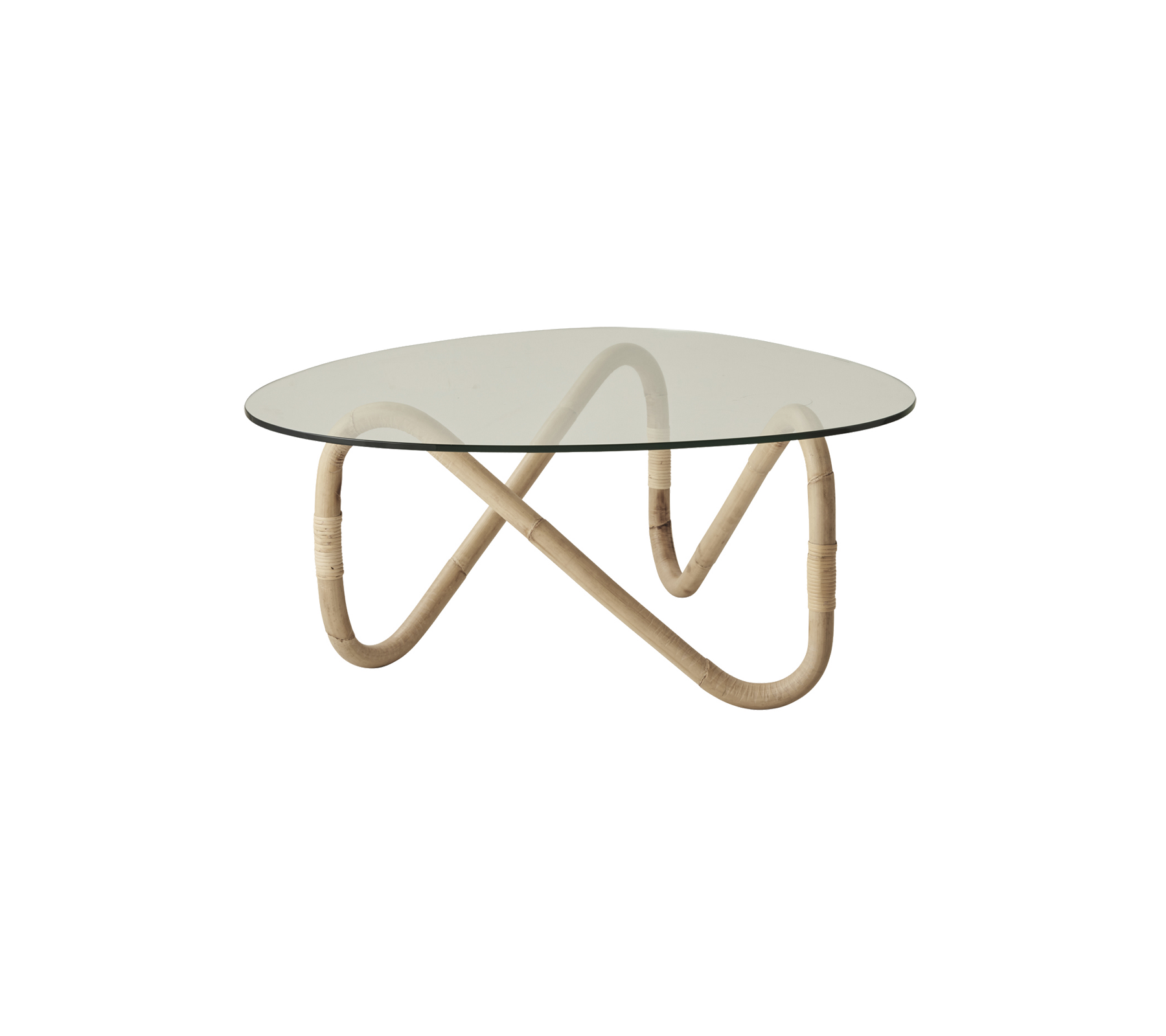 Mesa de vidrio redonda con una base de ratán curvada y elegante, que ofrece un diseño moderno y elegante adecuado para diversos entornos.