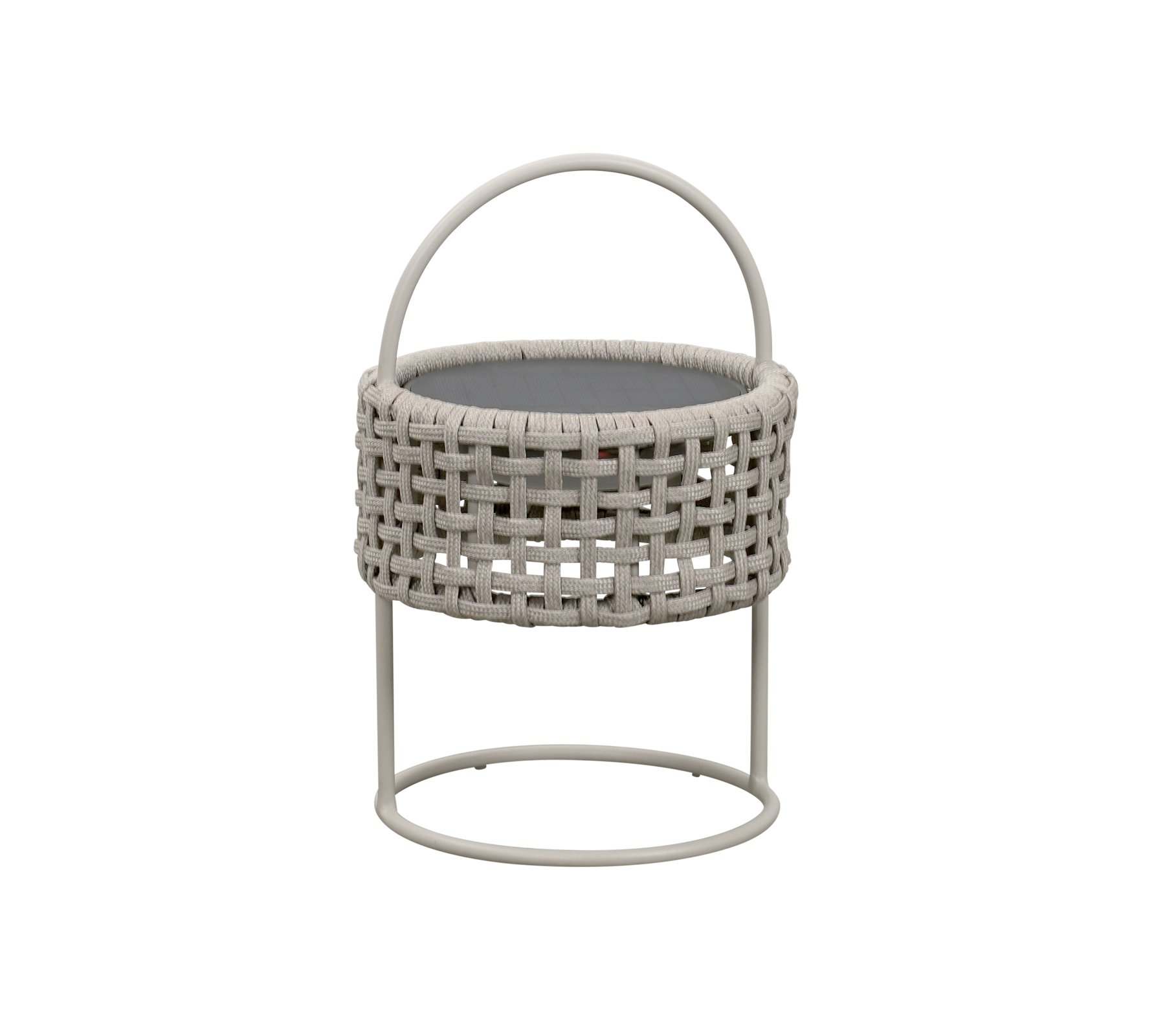 Cesta redonda de mimbre con asa, apoyada en un soporte de metal minimalista, perfecta para almacenamiento o uso decorativo.