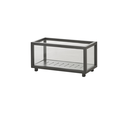 Vitrina de vidrio rectangular con un elegante marco de metal, con una base ranurada para exhibir artículos de manera efectiva.