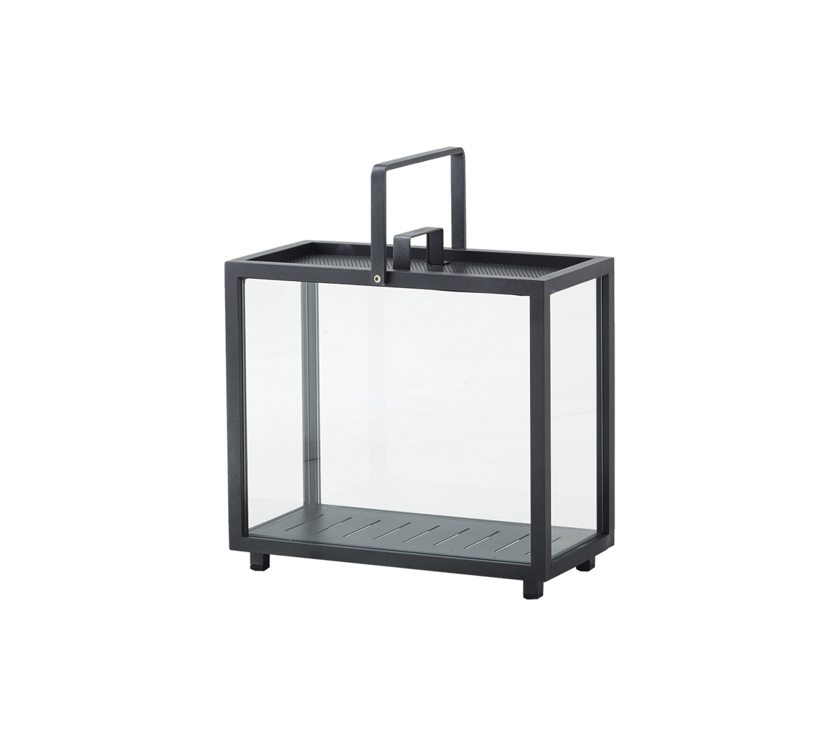 Una linterna decorativa con un cuerpo de vidrio y un marco de metal, con un mango para facilitar el transporte. Ideal para sostener velas o luces.