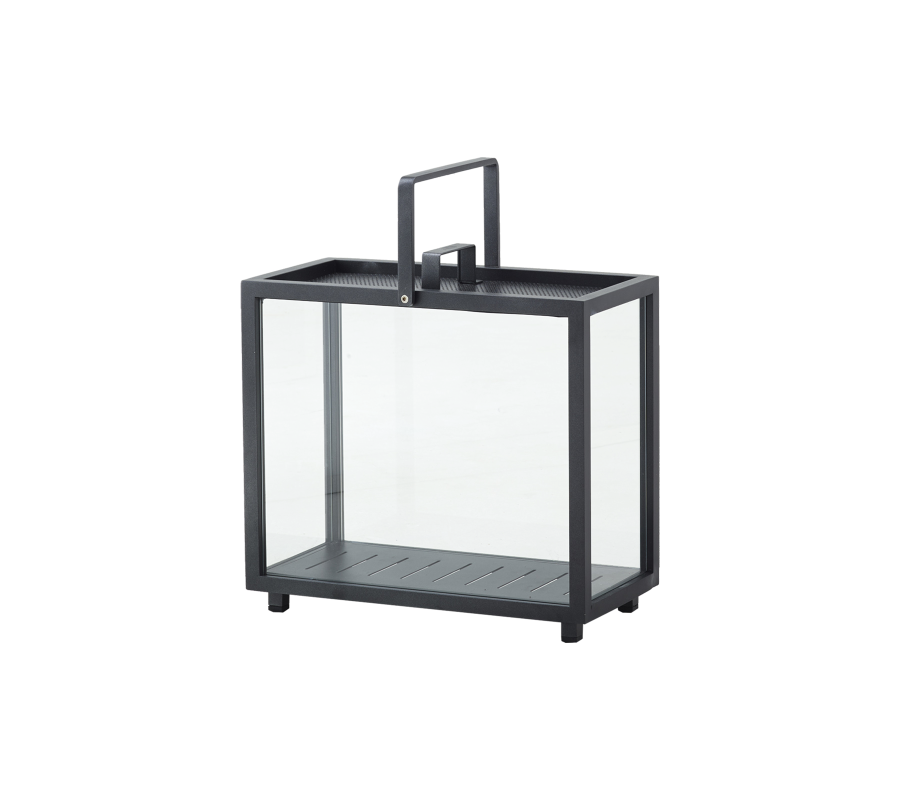 Una linterna decorativa con un cuerpo de vidrio y un marco de metal, con un mango para facilitar el transporte. Ideal para sostener velas o luces.