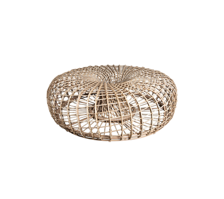 Puff redondo de fibra natural tejida con un diseño texturizado, perfecto como una pieza de acento versátil para cualquier espacio.