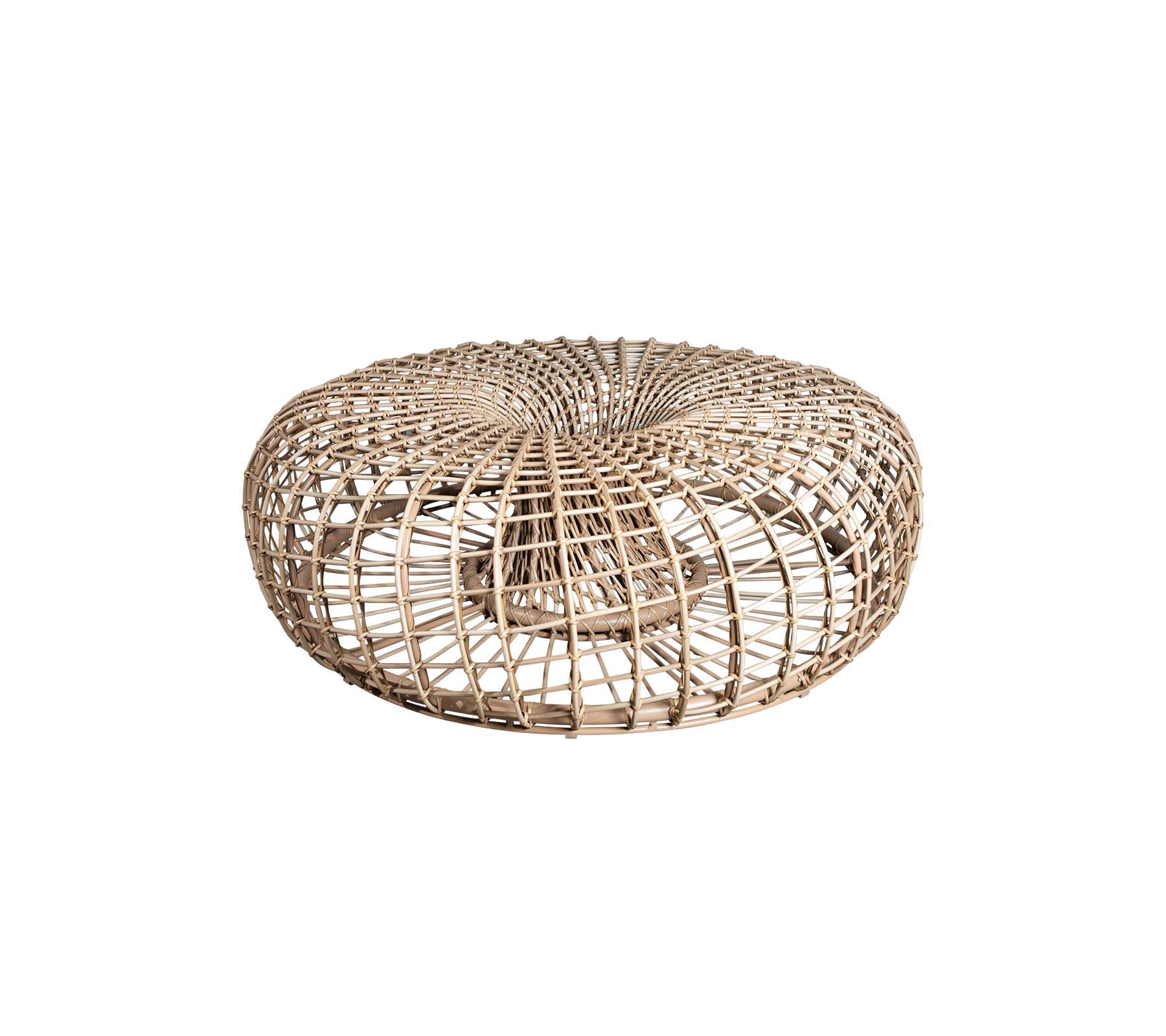 Puff redondo de fibra natural tejida con un diseño texturizado, perfecto como una pieza de acento versátil para cualquier espacio.