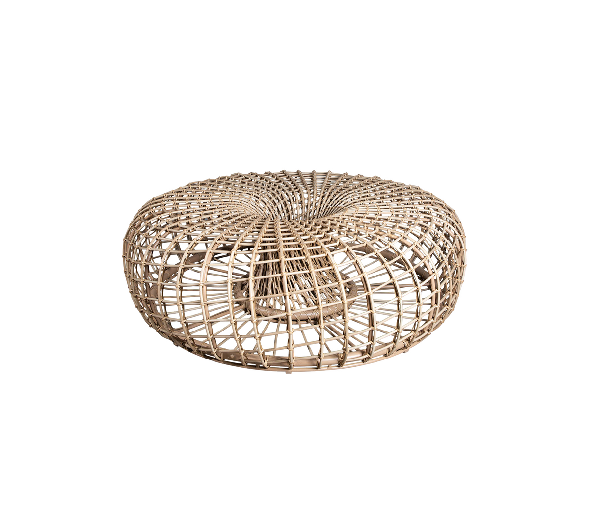 Puff redondo de fibra natural tejida con un diseño texturizado, perfecto como una pieza de acento versátil para cualquier espacio.