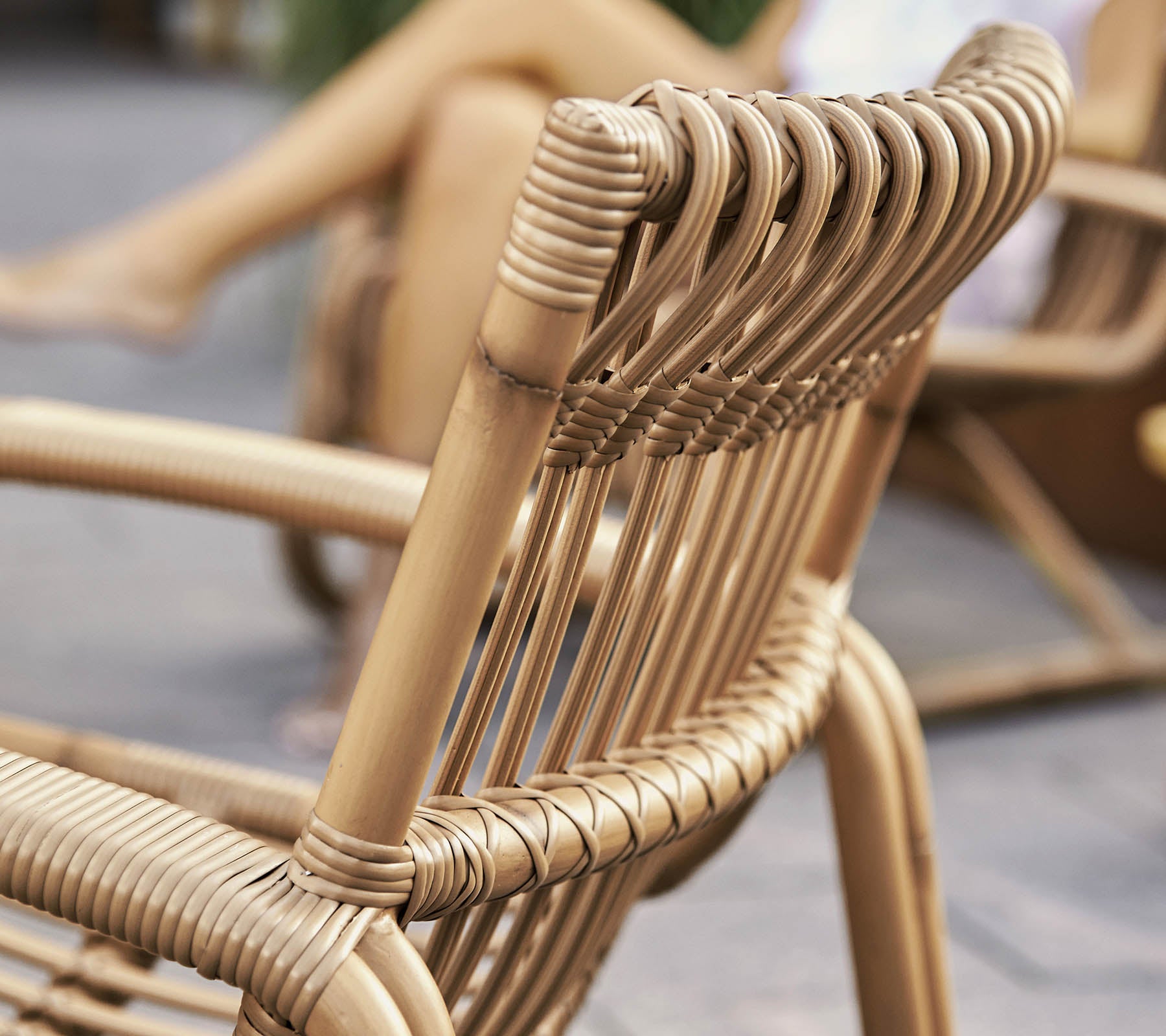 Vista en primer plano de una silla tejida elegante con un diseño moderno, que muestra una artesanía detallada y materiales naturales.
