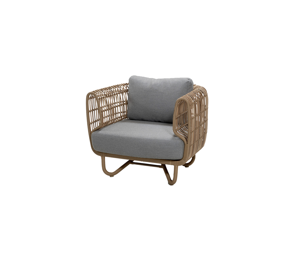 Silla moderna con acabado natural y cojín gris.
