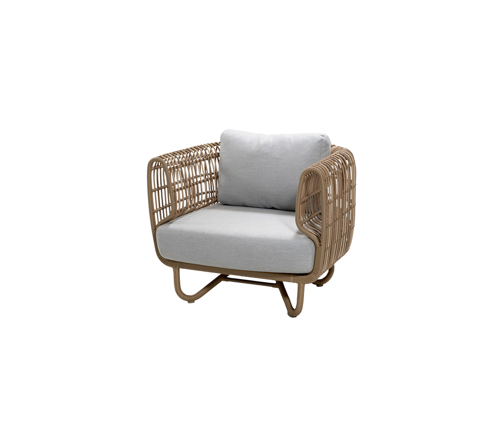 Sillón elegante con un marco entrelazado y un cómodo cojín gris, perfecto para un asiento acogedor en cualquier lugar.