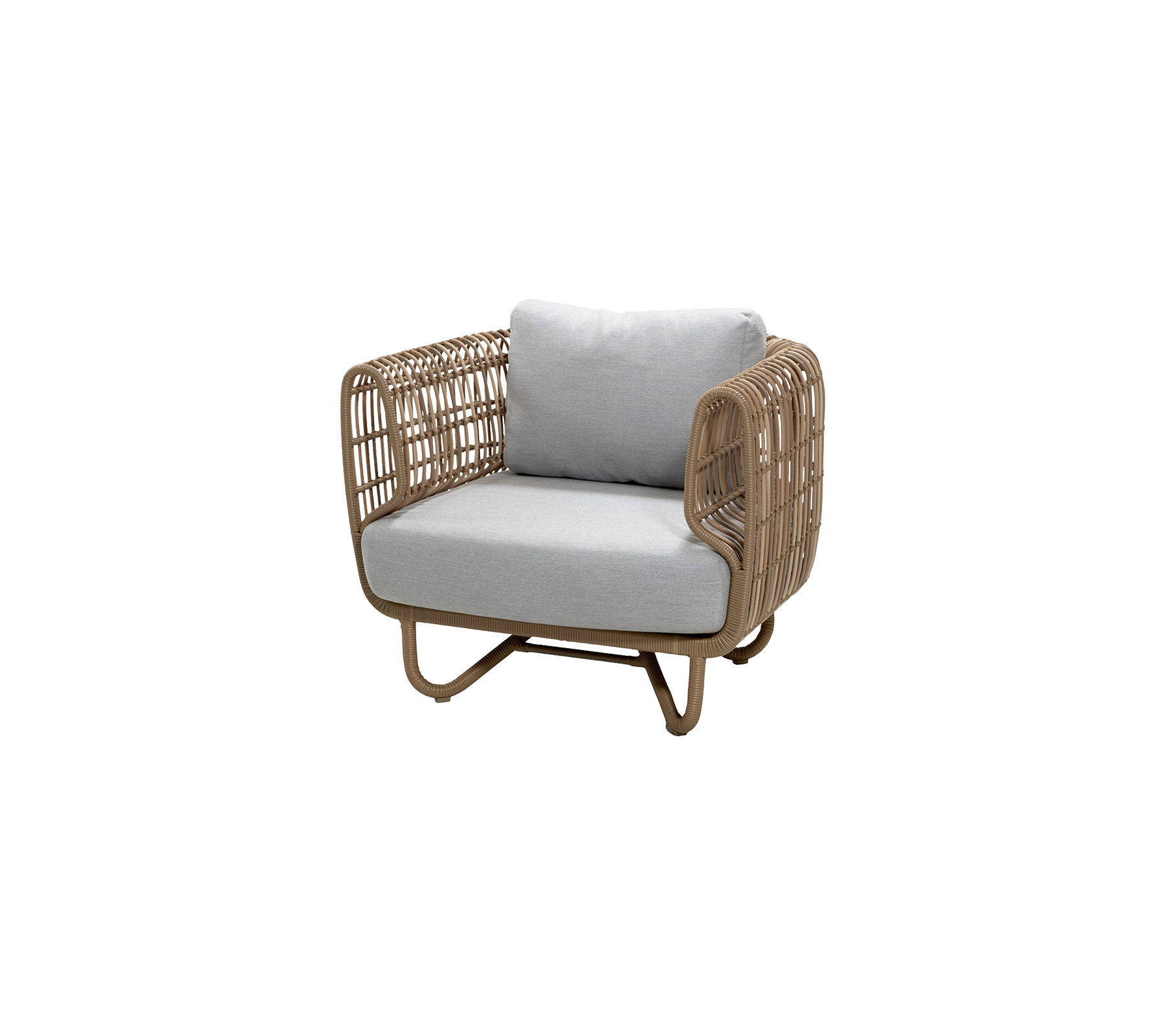 Sillón elegante con un marco entrelazado y un cómodo cojín gris, perfecto para un asiento acogedor en cualquier lugar.