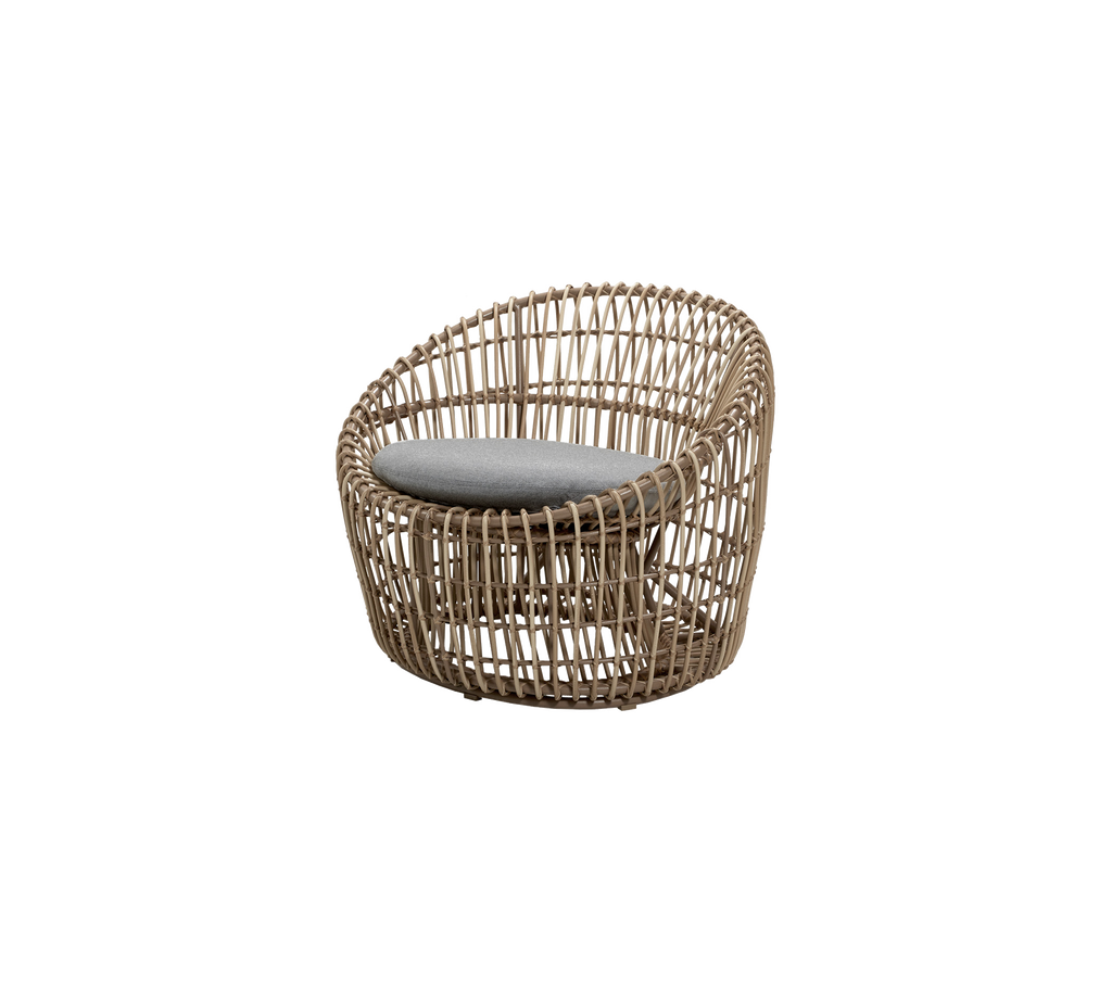 Silla moderna con un cojín gris en un diseño ligero y natural.