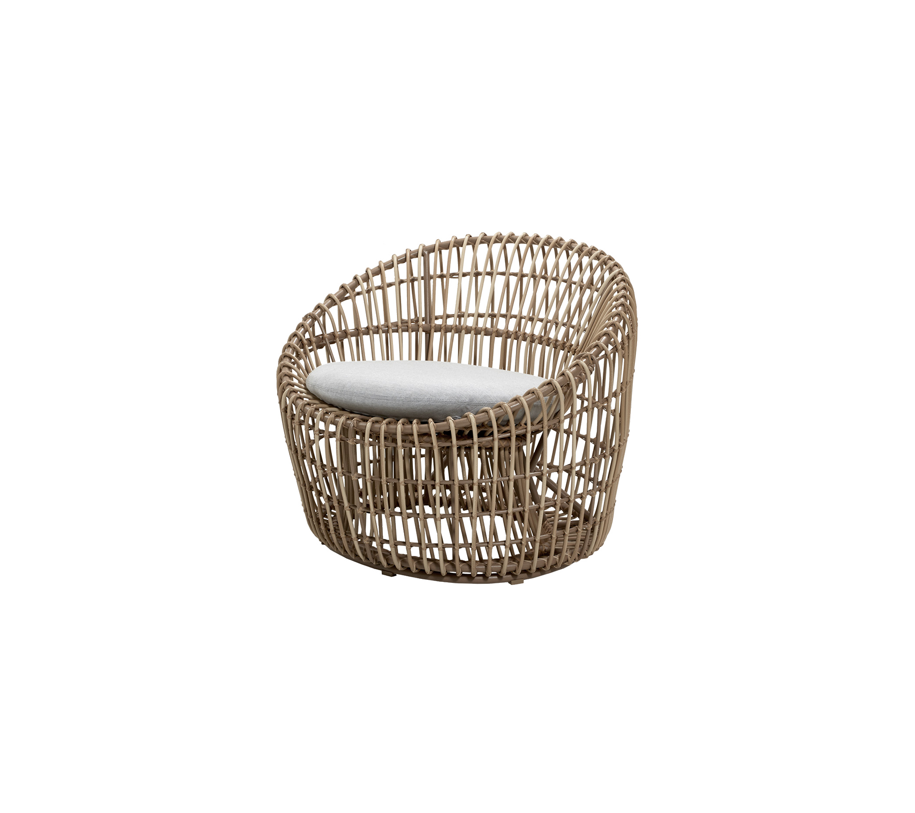 Silla de lounge tejida moderna con un diseño redondeado y un cojín de color claro para mayor comodidad. Ideal para un asiento elegante.