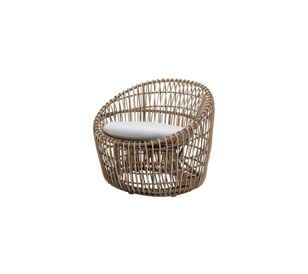 Silla de lounge tejida moderna con un diseño redondeado y un cojín de color claro para mayor comodidad. Ideal para un asiento elegante.