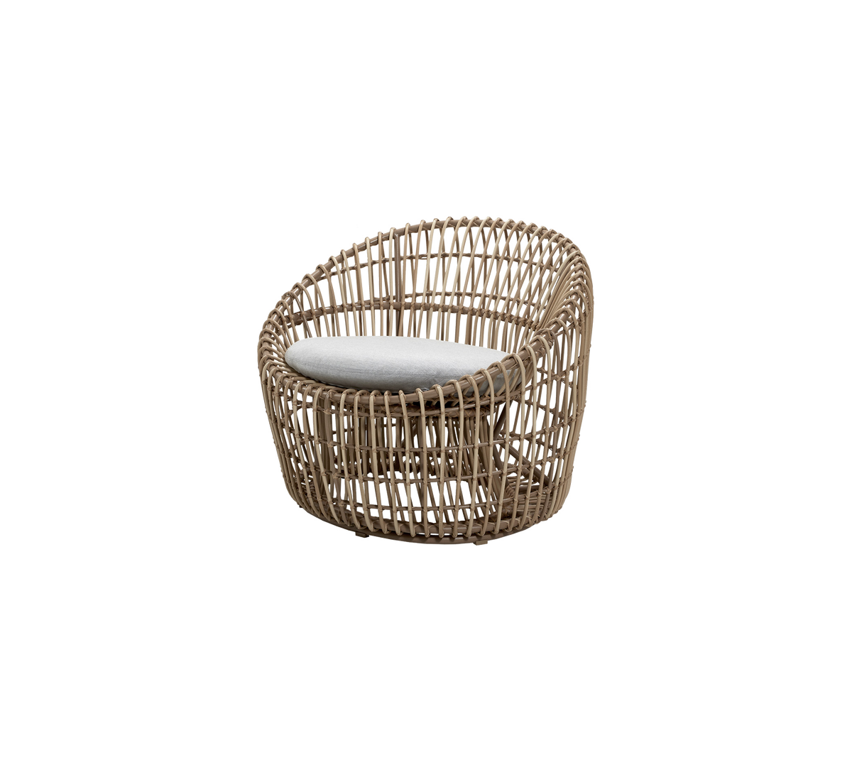 Silla de lounge tejida moderna con un diseño redondeado y un cojín de color claro para mayor comodidad. Ideal para un asiento elegante.