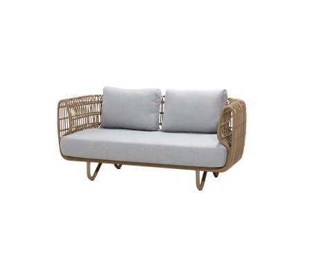 Sofá de dos plazas con un diseño tejido y cojines gris claro, que ofrece una opción de asiento elegante y cómoda.