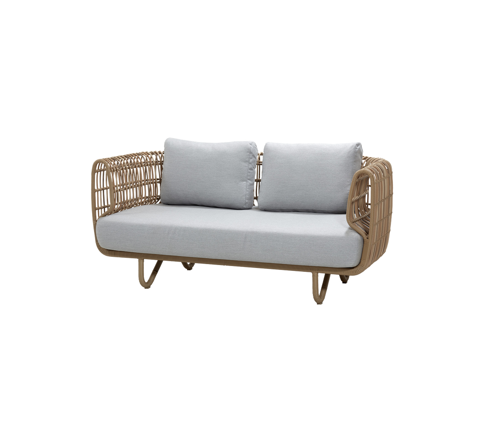 Sofá de dos plazas con un diseño tejido y cojines gris claro, que ofrece una opción de asiento elegante y cómoda.