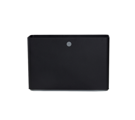 Caja de almacenamiento negra con un diseño elegante y un pequeño botón circular en la parte frontal. Ideal para organizar objetos de manera eficiente.