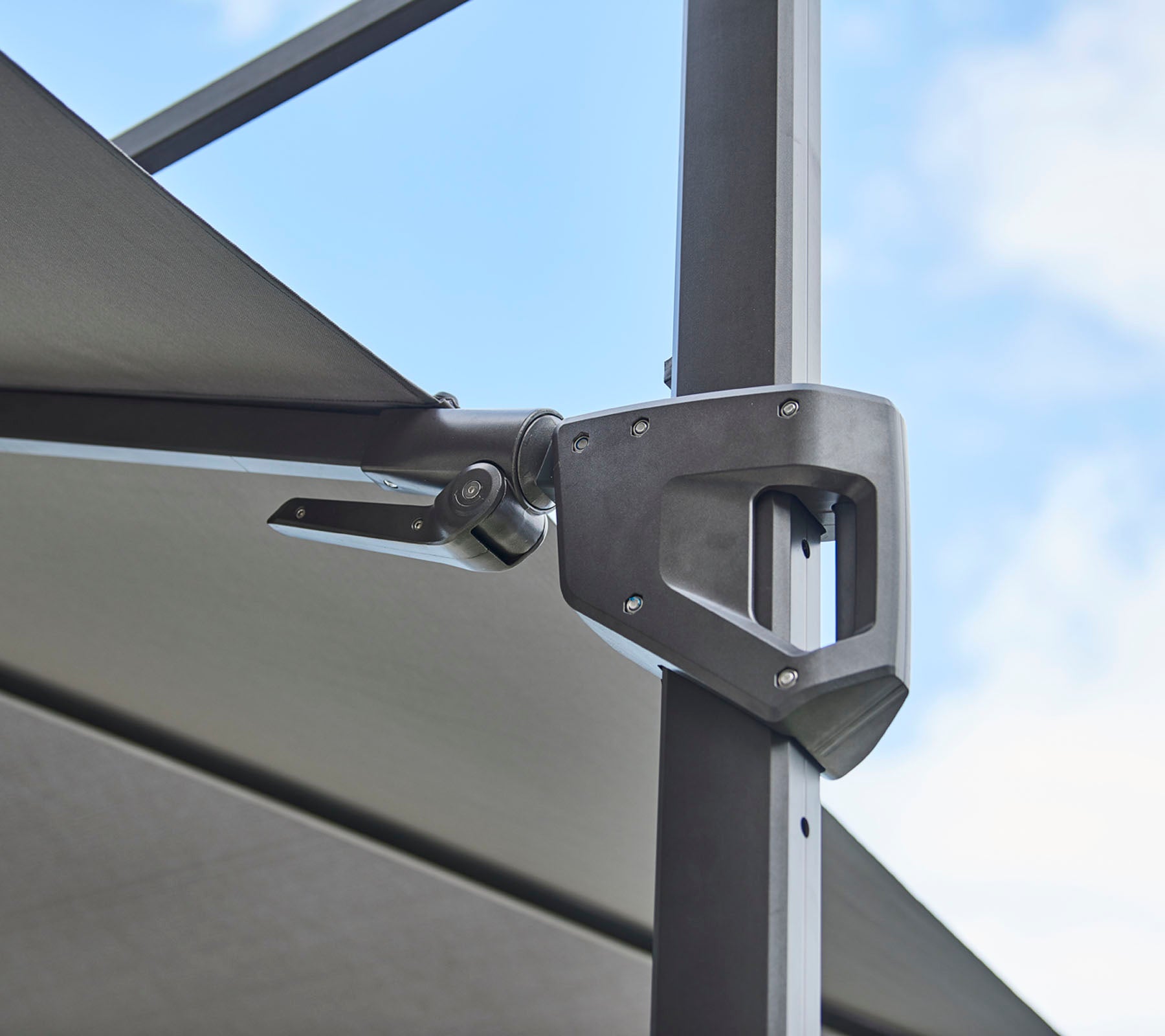 Accesorio de hardware ajustable para una estructura de sombra, que muestra un diseño metálico elegante y mecánica funcional.