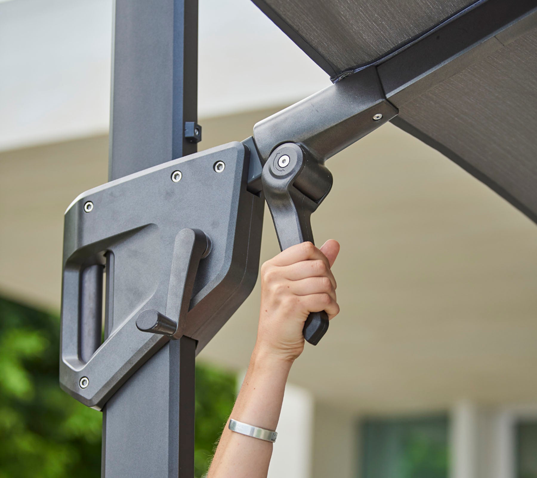 Ajuste manual de un mecanismo de sombreado, que muestra un diseño elegante para un control óptimo de la luz y comodidad.