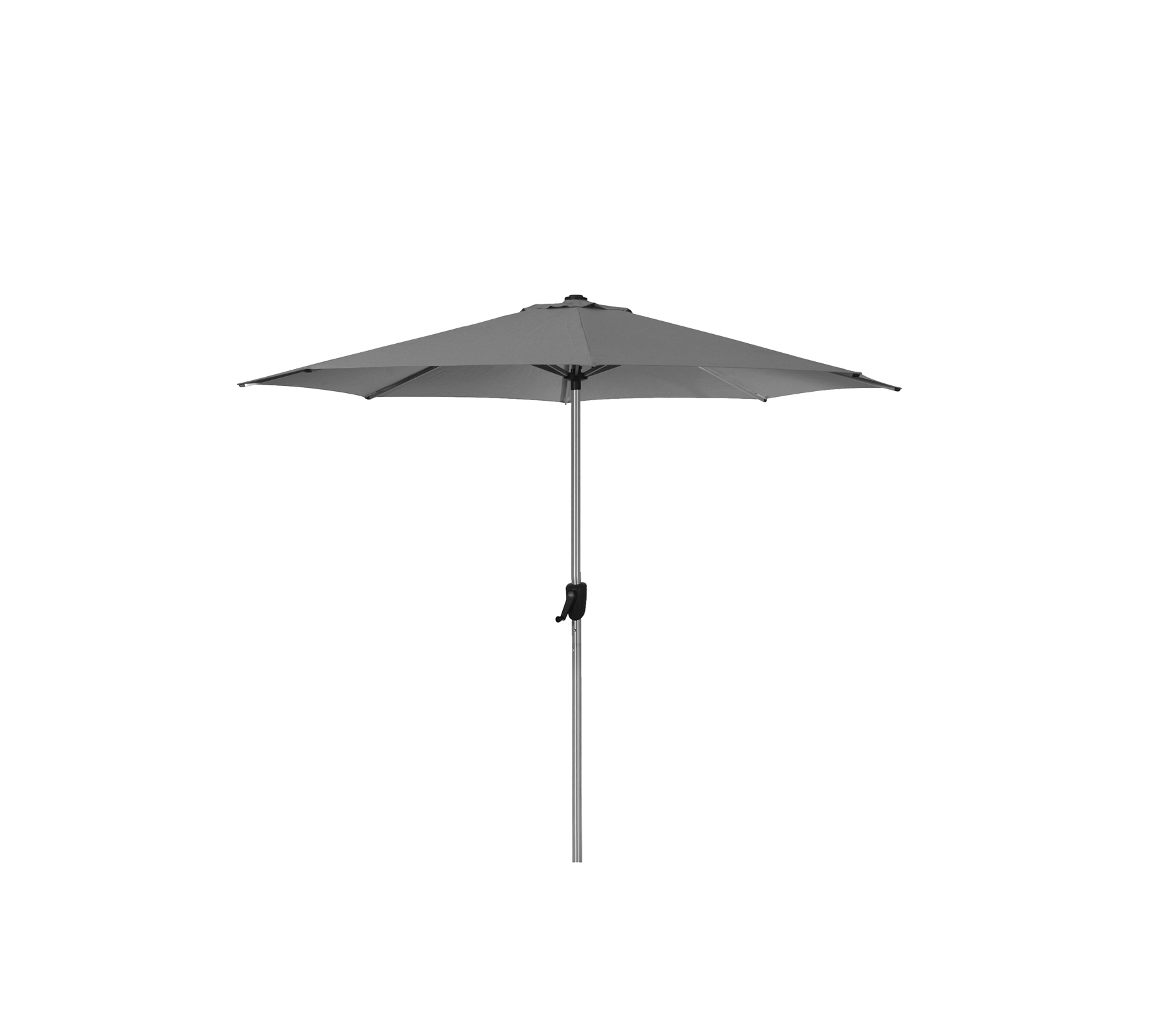 Sombrilla de patio gris sobre un poste esbelto, con un mecanismo de inclinación para una cobertura de sombra versátil.