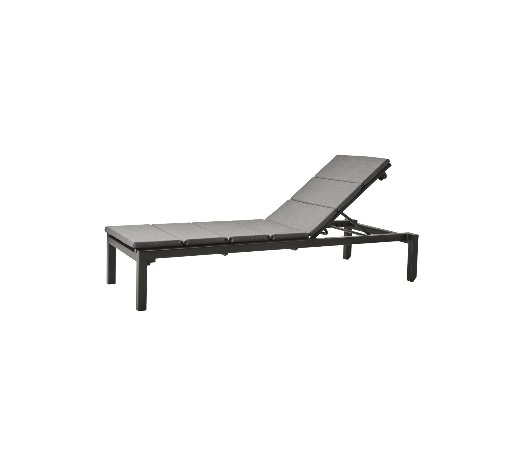 Silla lounge contemporánea ajustable con un elegante marco negro y una superficie acolchada para comodidad y relajación.