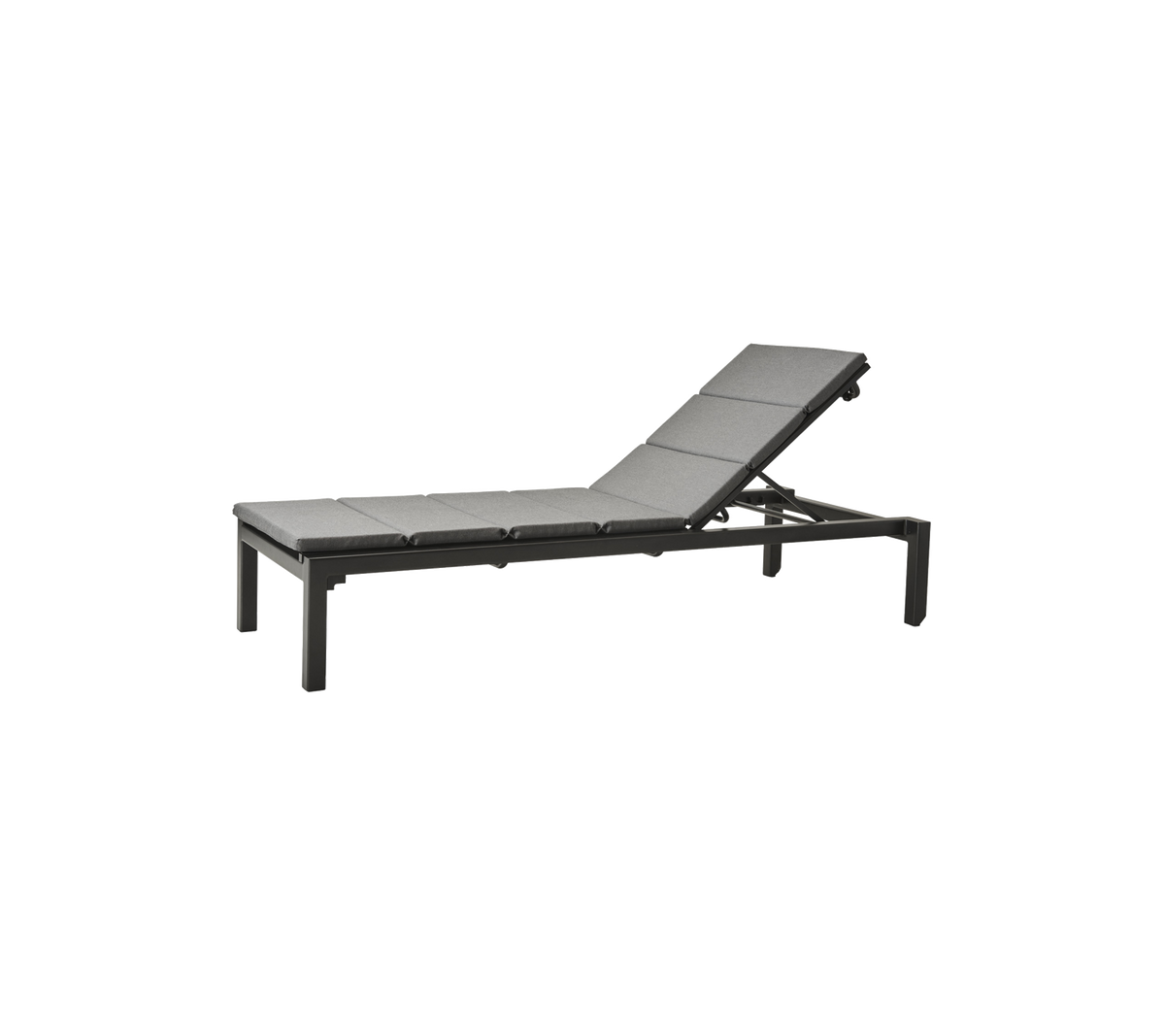 Silla lounge contemporánea ajustable con un elegante marco negro y una superficie acolchada para comodidad y relajación.