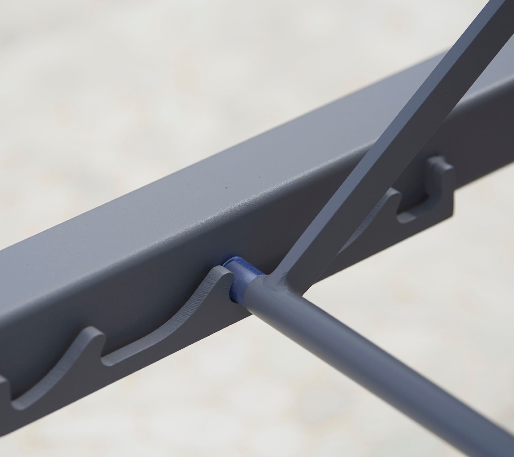 Primer plano de un marco de metal gris resistente con elementos de diseño intrincados para mayor estabilidad y soporte.