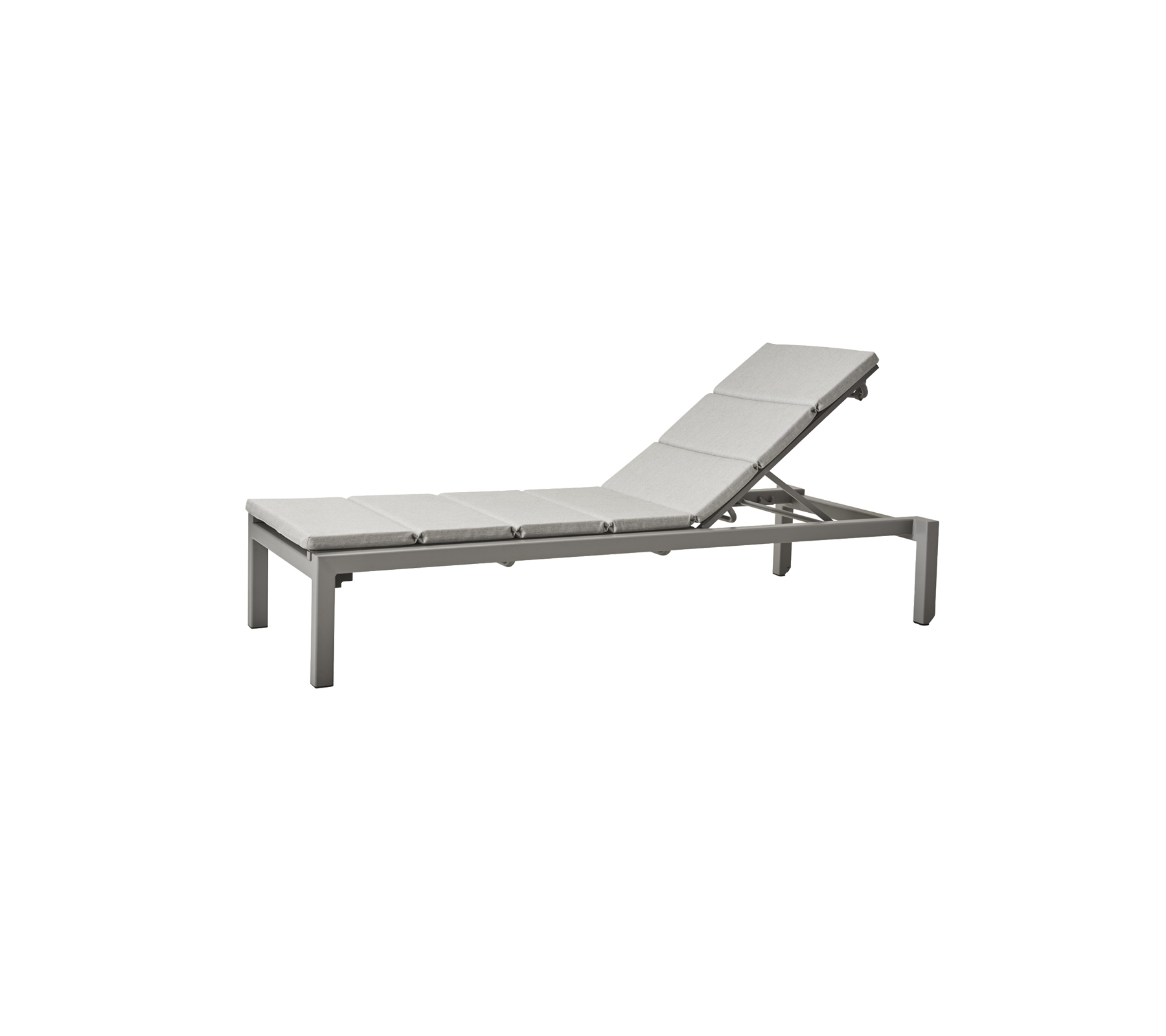 Sillón chaise lounge ajustable con un diseño moderno y elegante y asiento acolchado para mayor comodidad. Ideal para relajarse.